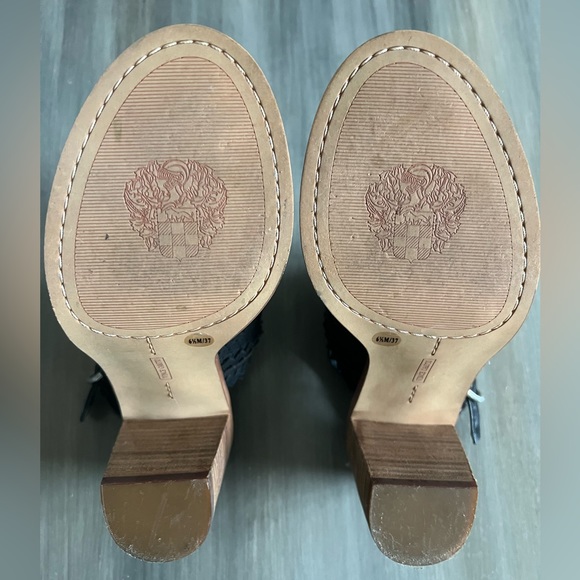 Vince Camuto size 6.5 sandals with 3 in heel in black - Picture 4 of 5